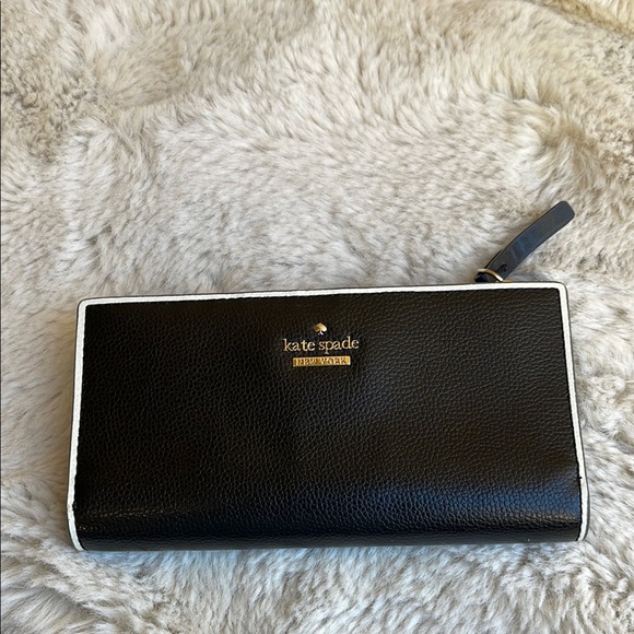 Kate Spade Patterson drive painted edge Black and White Wallet